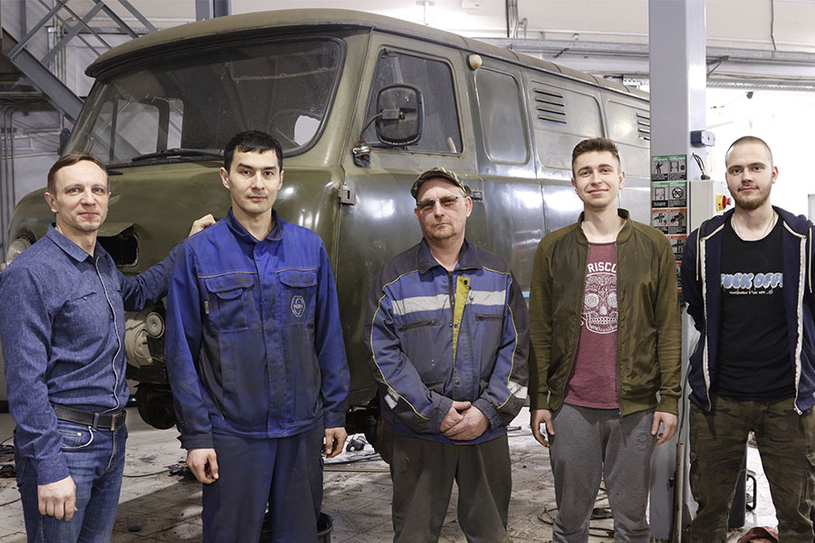 Политехники восстанавливают автомобиль для помощи бойцам СВО Политехники восстанавливают автомобиль для помощи бойцам СВО