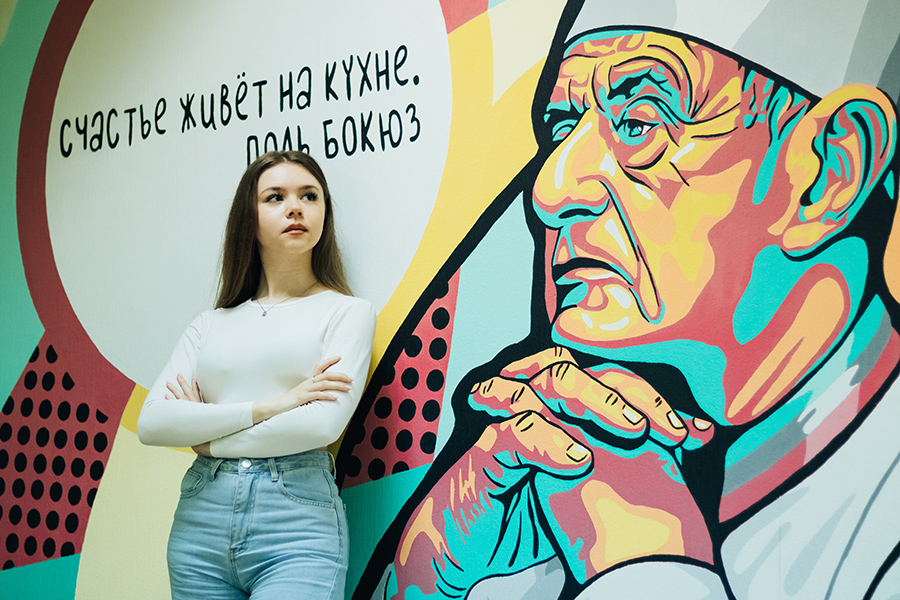 В ОмГТУ реализуются творческие инициативы: студентка создала новое граффити в лаборатории индустрии питания В ОмГТУ реализуются творческие инициативы: студентка создала новое граффити в лаборатории индустрии питания