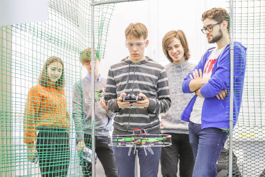 В Омском политехе прошли первые соревнования по управлению дронами В Омском политехе прошли первые соревнования по управлению дронами