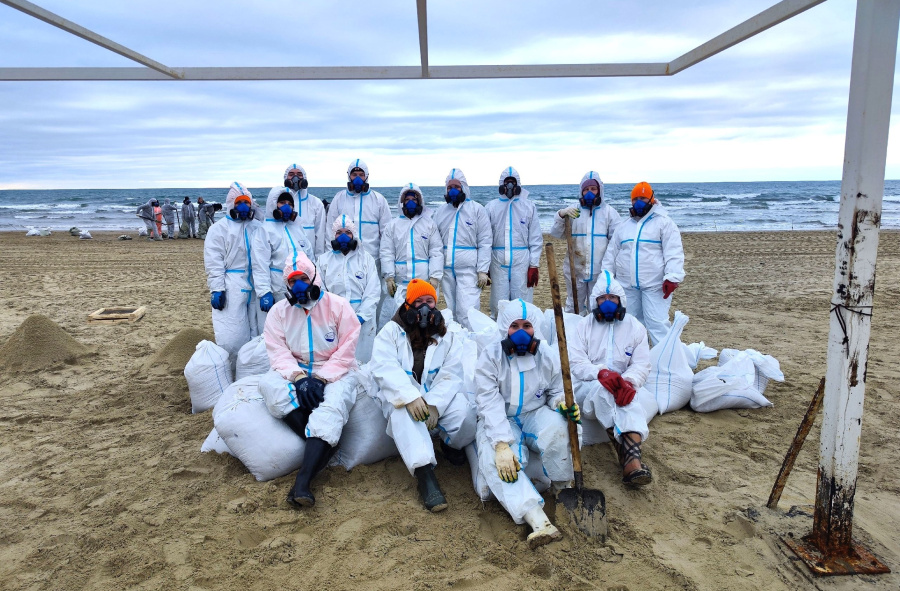 Студентка Омского политеха помогает устранять последствия разлива мазута в Черном море Студентка Омского политеха помогает устранять последствия разлива мазута в Черном море