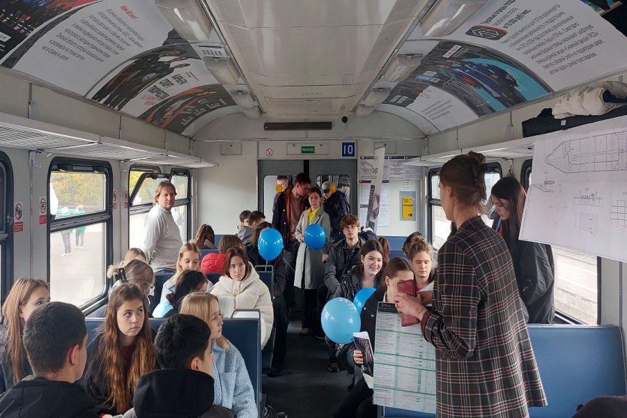 Сотрудники технического университета принимают участие в акции «Электропоезд «Знание» Сотрудники технического университета принимают участие в акции «Электропоезд «Знание»