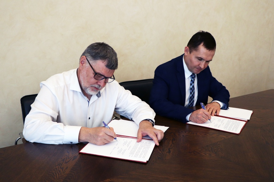 Ректор ОмГТУ подписал соглашение с Фондом развития Омской области имени С.И. Манякина Ректор ОмГТУ подписал соглашение с Фондом развития Омской области имени С.И. Манякина