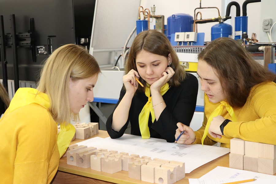 В ОмГТУ прошел межрегиональный чемпионат по CUBORO В ОмГТУ прошел межрегиональный чемпионат по CUBORO