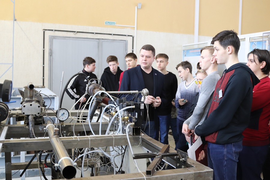 Омских школьников познакомили с основами инженерного дела Омских школьников познакомили с основами инженерного дела