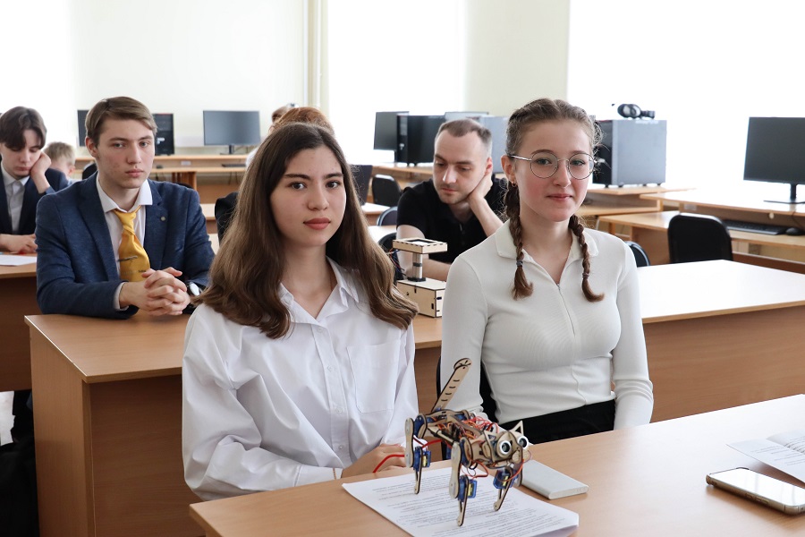 Около 400 школьников погрузились в мир Омского политеха Около 400 школьников погрузились в мир Омского политеха