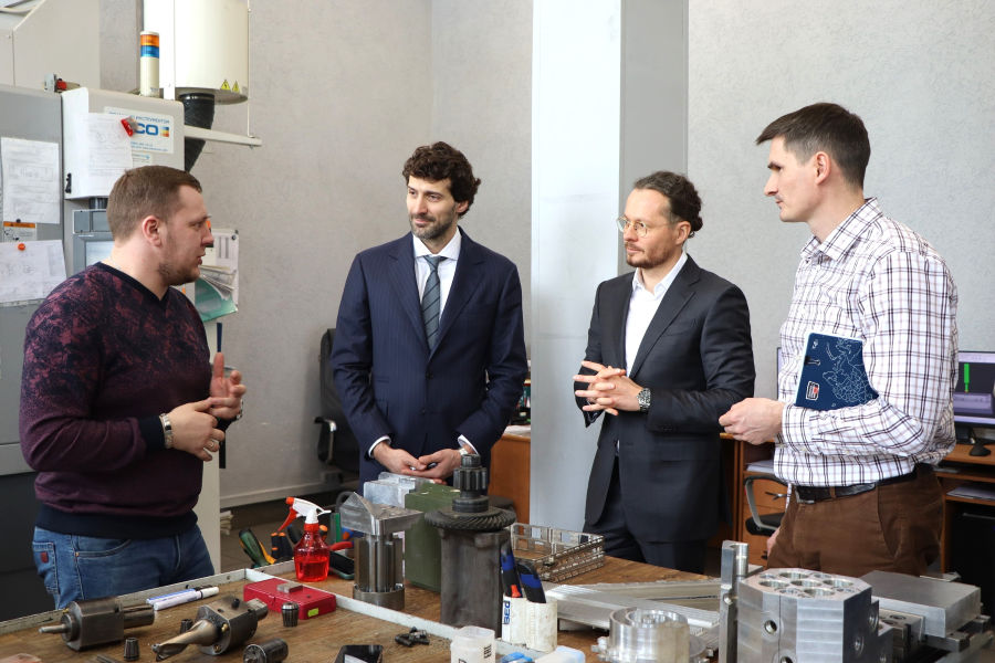 ОмГТУ посетили представители компании, занимающейся производством российских банкоматов и устройств самообслуживания ОмГТУ посетили представители компании, занимающейся производством российских банкоматов и устройств самообслуживания