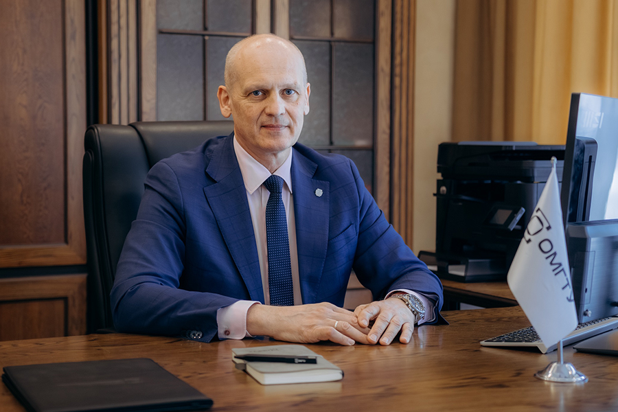 Ректор ОмГТУ поздравляет выпускников с окончанием университета Ректор ОмГТУ поздравляет выпускников с окончанием университета