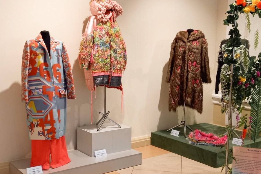 Омская Арт-резиденция ОмГТУ и дизайнеры Омской школы дизайна костюма открыли «Пластмассовый мир» в Новосибирске Омская Арт-резиденция ОмГТУ и дизайнеры Омской школы дизайна костюма открыли «Пластмассовый мир» в Новосибирске