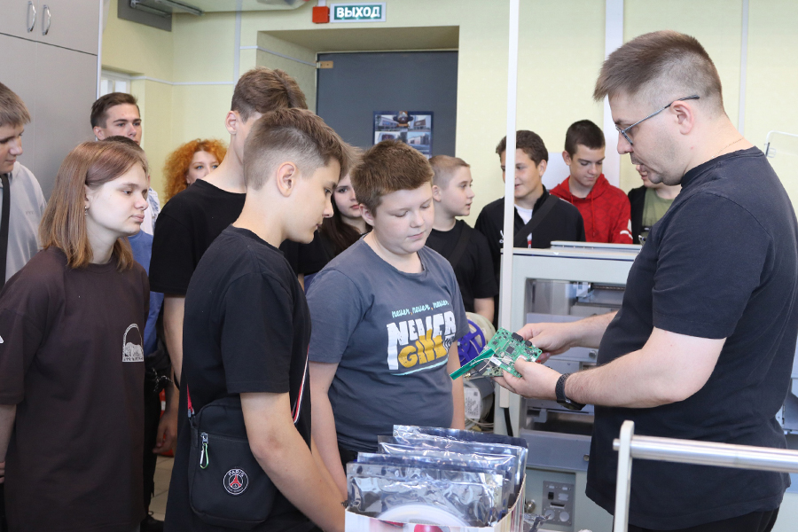 Школьники прошли промышленно-образовательный маршрут с политехом Школьники прошли промышленно-образовательный маршрут с политехом