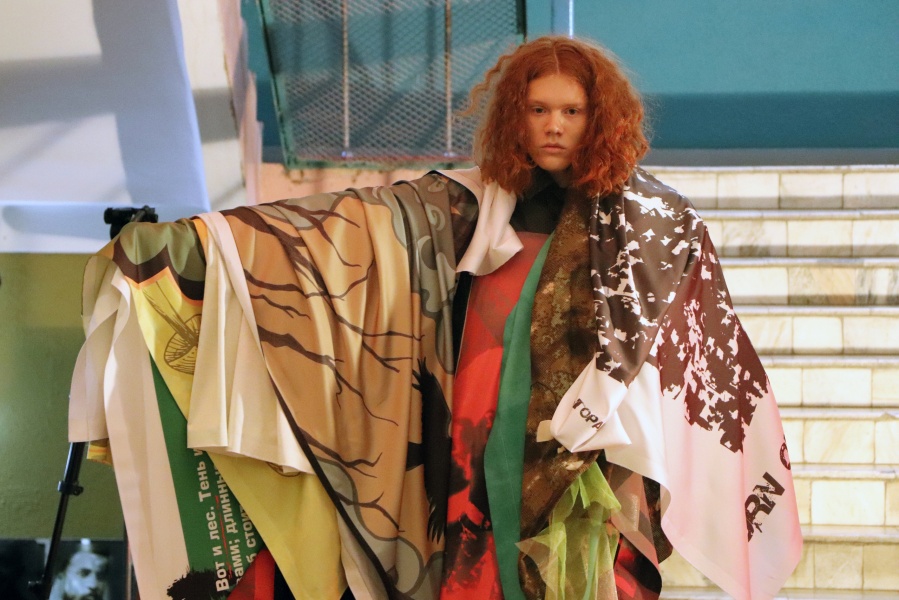 В ОмГТУ открылась первая передвижная выставка авторских платков дизайнеров В ОмГТУ открылась первая передвижная выставка авторских платков дизайнеров