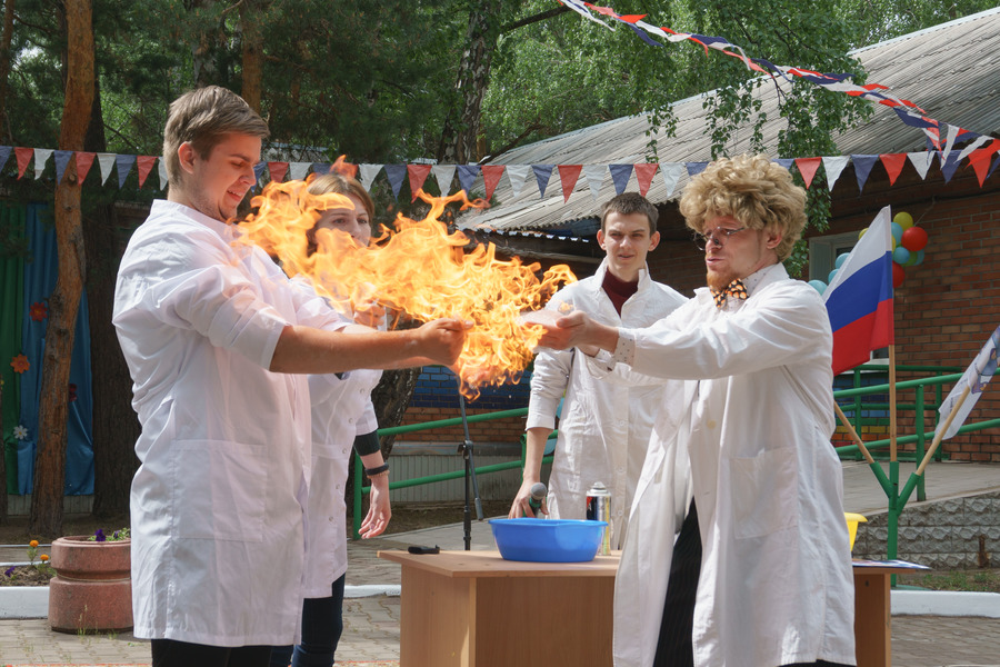 Волонтеры ОмГТУ провели химическое шоу для воспитанников реабилитационного центра Волонтеры ОмГТУ провели химическое шоу для воспитанников реабилитационного центра