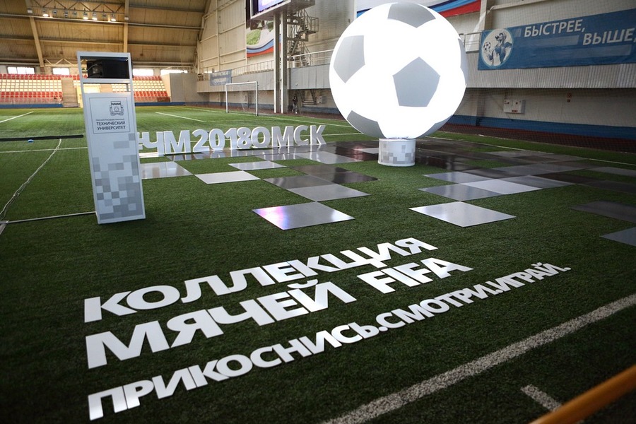 "Прикоснись. Смотри. Играй": студенты ОмГТУ создали интерактивную футбольную инсталляцию "Прикоснись. Смотри. Играй": студенты ОмГТУ создали интерактивную футбольную инсталляцию
