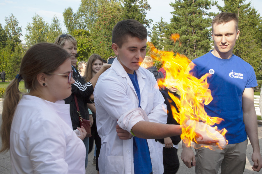 Опорный вуз региона удивил омичей химическими опытами и модным показом Опорный вуз региона удивил омичей химическими опытами и модным показом