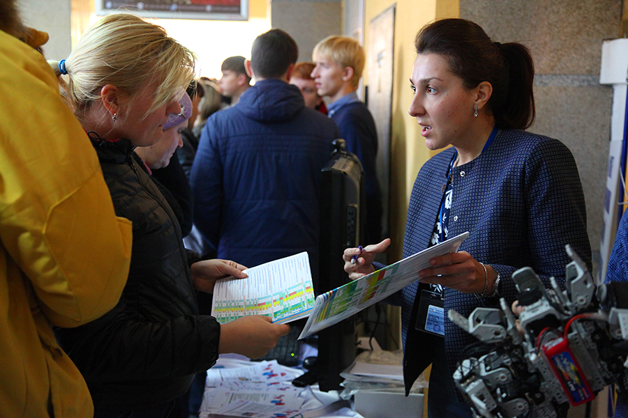 Добро пожаловать в ОмГТУ: в вузе прошел День открытых дверей Добро пожаловать в ОмГТУ: в вузе прошел День открытых дверей