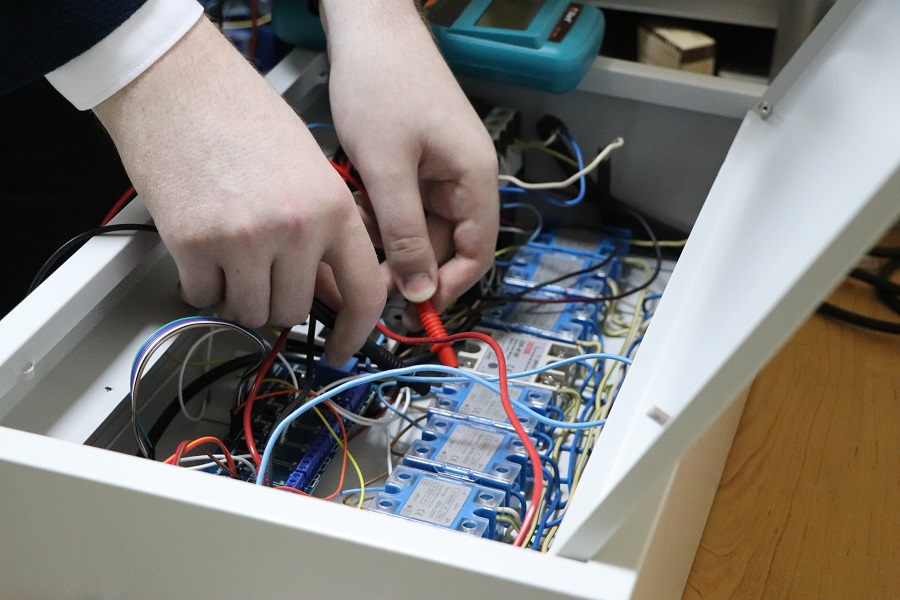 Студент ОмГТУ работает над созданием новых принципов управления магнитоэлектрическим приводом Студент ОмГТУ работает над созданием новых принципов управления магнитоэлектрическим приводом