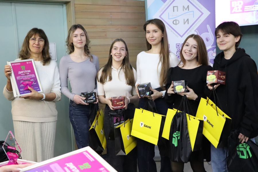 Студенты работали над реальными кейсами на ИТ-чемпионате в ОмГТУ Студенты работали над реальными кейсами на ИТ-чемпионате в ОмГТУ