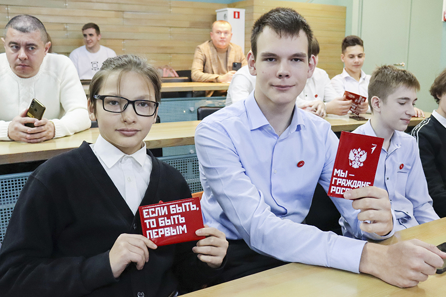 В ОмГТУ состоялось вручение паспортов РФ омским школьникам В ОмГТУ состоялось вручение паспортов РФ омским школьникам