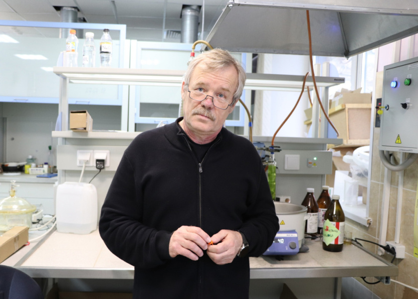 В Омском политехе разработали уникальные полимерные пленки для «умных» стекол и дисплеев В Омском политехе разработали уникальные полимерные пленки для «умных» стекол и дисплеев