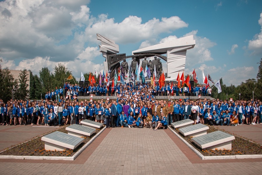 Губернатор Омской области вручил путевки студентам в трудовой семестр Губернатор Омской области вручил путевки студентам в трудовой семестр