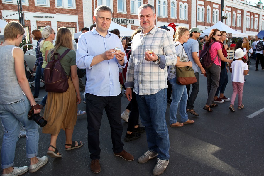 ОмГТУ кормил яблочными пирогами омичей и гостей города ОмГТУ кормил яблочными пирогами омичей и гостей города