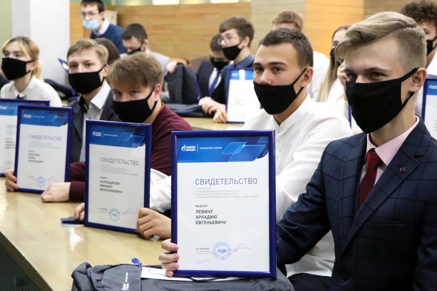 Студентам ОмГТУ торжественно вручили свидетельства о зачислении Студентам ОмГТУ торжественно вручили свидетельства о зачислении