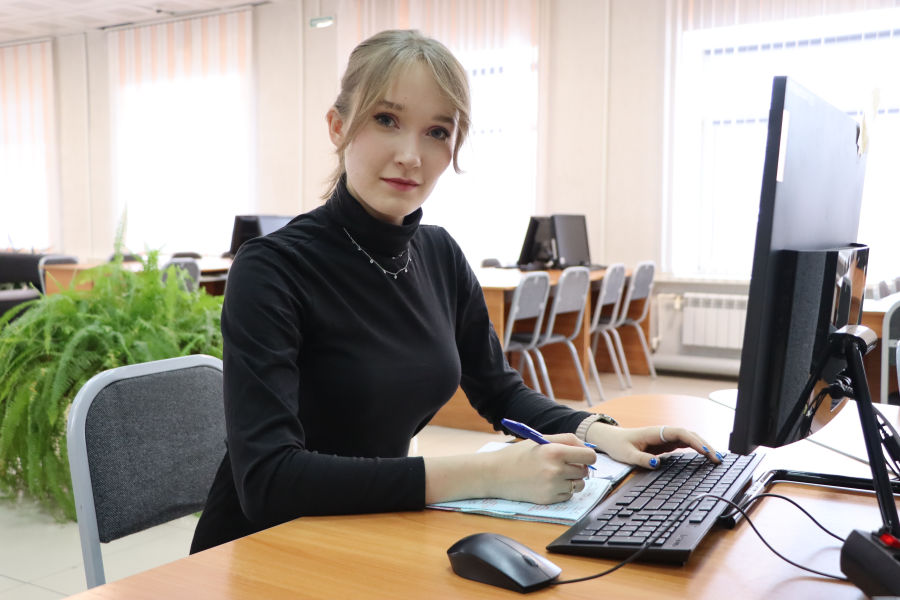 Аспирантка ОмГТУ занимается моделированием материала для создания новых устройств электроники Аспирантка ОмГТУ занимается моделированием материала для создания новых устройств электроники