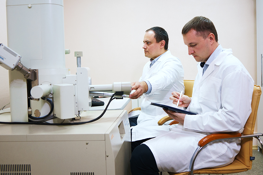 Ученые ОмГТУ объяснили окрашивание нанорельефов на металлах в цвета радуги Ученые ОмГТУ объяснили окрашивание нанорельефов на металлах в цвета радуги