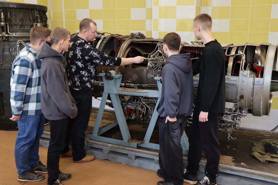Студенты технического университета осваивают инженерные навыки на реальных двигателях Студенты технического университета осваивают инженерные навыки на реальных двигателях