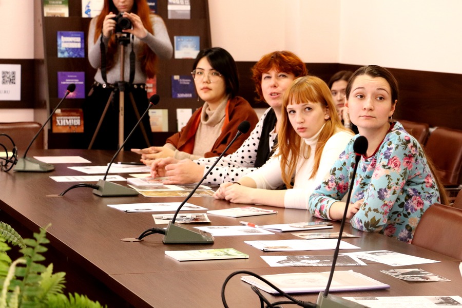 Поэтическая мастерская ОмГТУ представила альманах «Переливы» в Новосибирске Поэтическая мастерская ОмГТУ представила альманах «Переливы» в Новосибирске