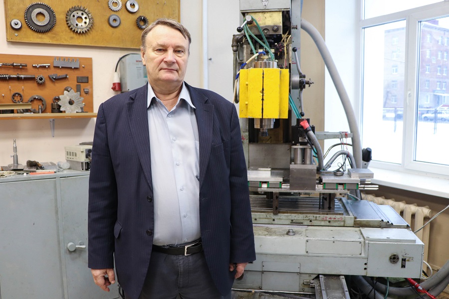 Ученые технического университета разрабатывают сверхскоростное устройство для обработки вафельного фона ракетных баков Ученые технического университета разрабатывают сверхскоростное устройство для обработки вафельного фона ракетных баков