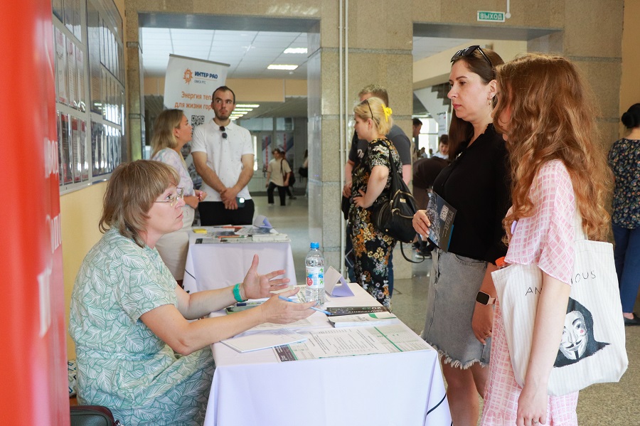 В разгар приемной кампании ОмГТУ провел Ярмарку целевых мест В разгар приемной кампании ОмГТУ провел Ярмарку целевых мест