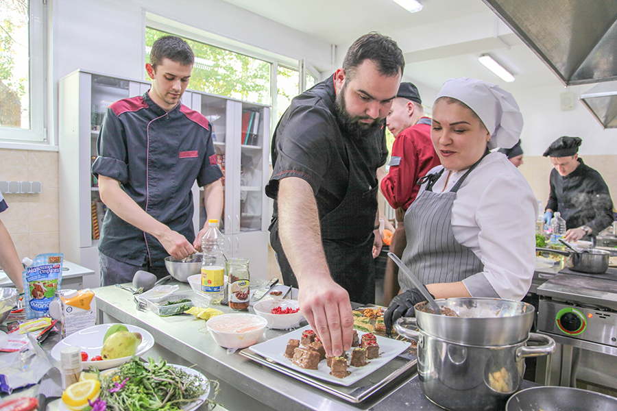 Президент Федерации рестораторов и отельеров России Игорь Бухаров проведет обучающий семинар в ОмГТУ Президент Федерации рестораторов и отельеров России Игорь Бухаров проведет обучающий семинар в ОмГТУ