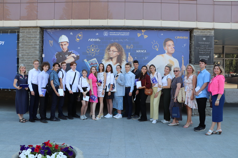 Школьники из Сербии познакомились с научными лабораториями ОмГТУ Школьники из Сербии познакомились с научными лабораториями ОмГТУ