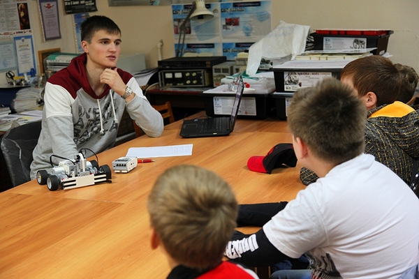 Омские школьники осваивают роботехнику в Политехнической школе ОмГТУ Омские школьники осваивают роботехнику в Политехнической школе ОмГТУ