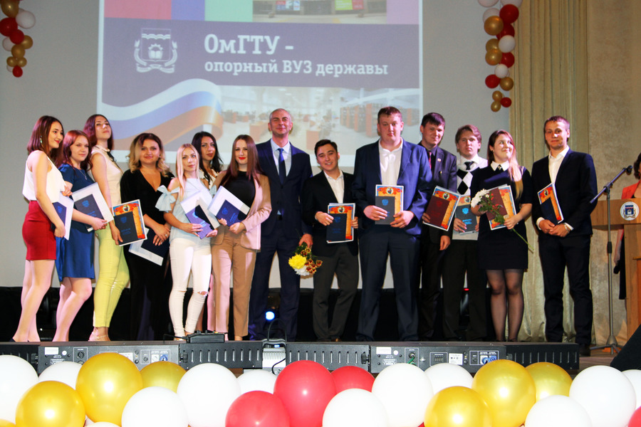 Первый заместитель мэра Омска вручил выпускникам ОмГТУ дипломы Первый заместитель мэра Омска вручил выпускникам ОмГТУ дипломы