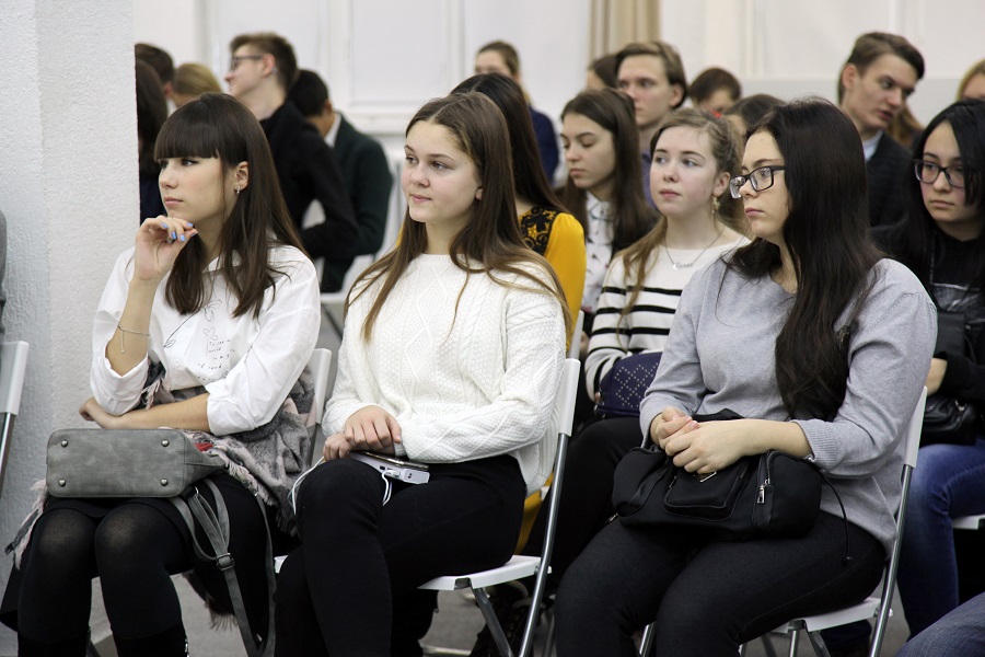 В ОмГТУ провели урок цифровой экономики для школьников и студентов Омска В ОмГТУ провели урок цифровой экономики для школьников и студентов Омска