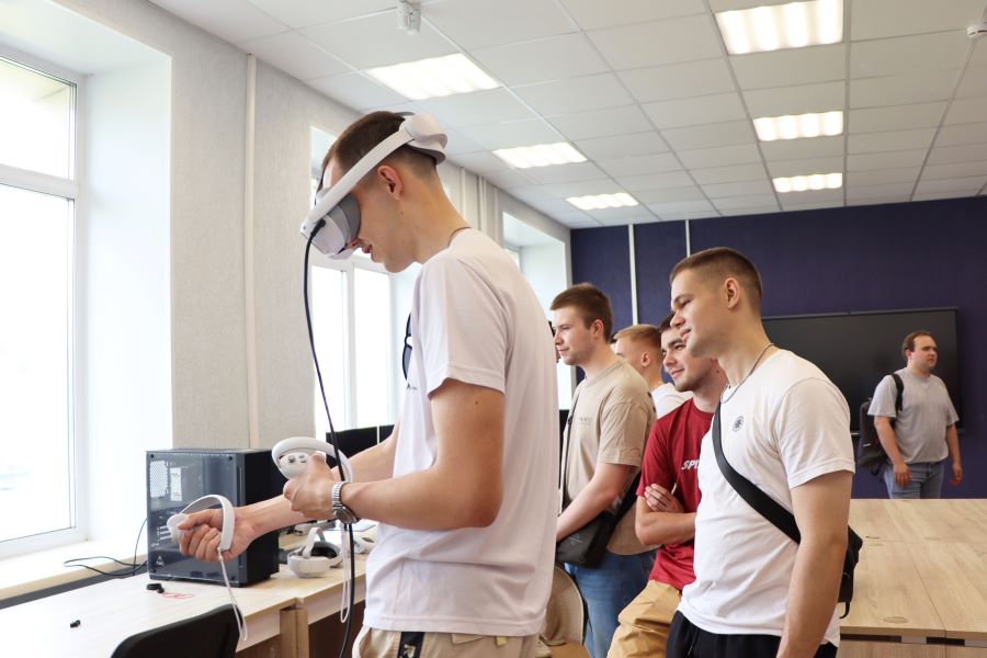 Обмен знаниями: студенты программы «Крылья Ростеха» познакомились с ОмГТУ Обмен знаниями: студенты программы «Крылья Ростеха» познакомились с ОмГТУ