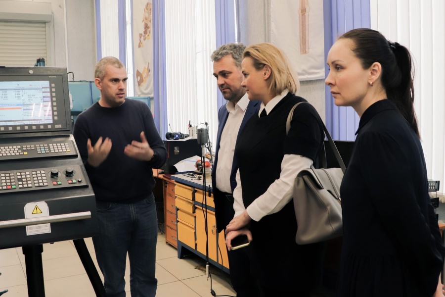 Стратегическое партнерство: ОмГТУ с рабочим визитом посетили представители корпоративного университета ПАО «Газпром нефть» Стратегическое партнерство: ОмГТУ с рабочим визитом посетили представители корпоративного университета ПАО «Газпром нефть»