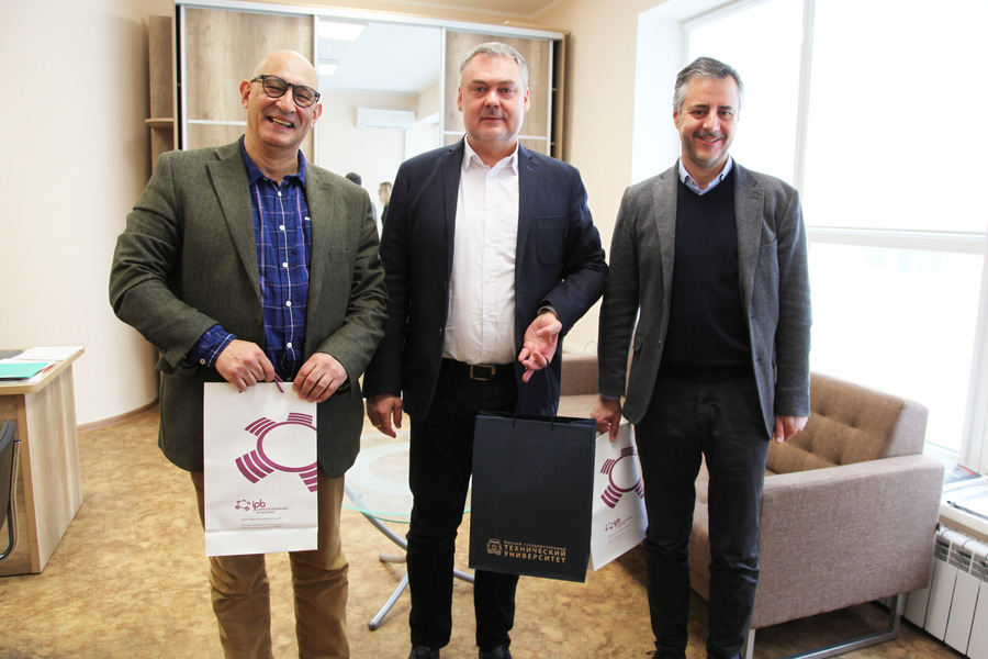 Делегация из Португалии оценила возможности ОмГТУ Делегация из Португалии оценила возможности ОмГТУ