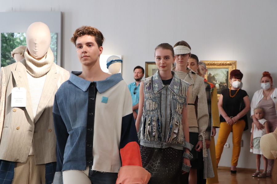 Омская Арт-резиденция представила новый совместный проект с омскими дизайнерами и фотографами Омская Арт-резиденция представила новый совместный проект с омскими дизайнерами и фотографами