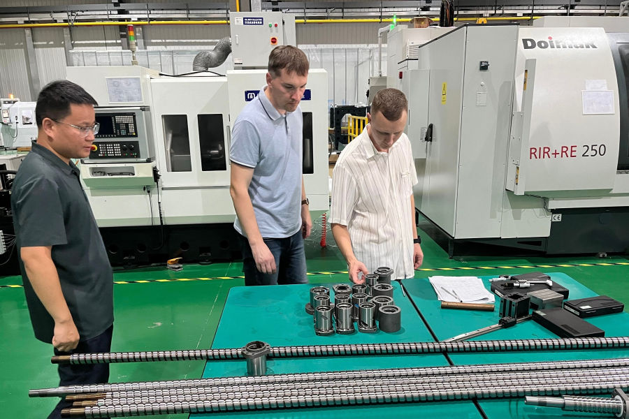 Сотрудник ПИШ ОмГТУ «СтанкоИнструментТех» проводит консультации для китайских промышленников Сотрудник ПИШ ОмГТУ «СтанкоИнструментТех» проводит консультации для китайских промышленников