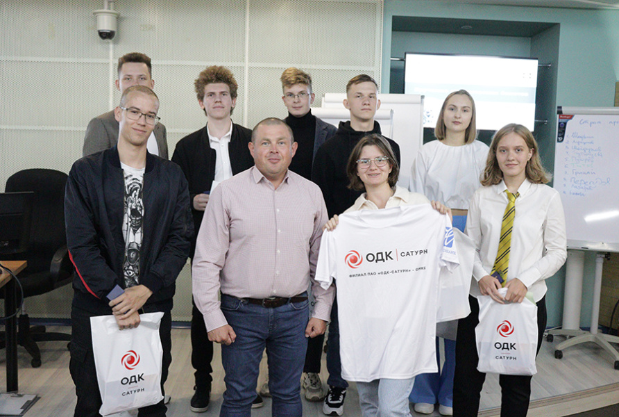 Первокурсники ОмГТУ получают свои студенческие билеты Первокурсники ОмГТУ получают свои студенческие билеты