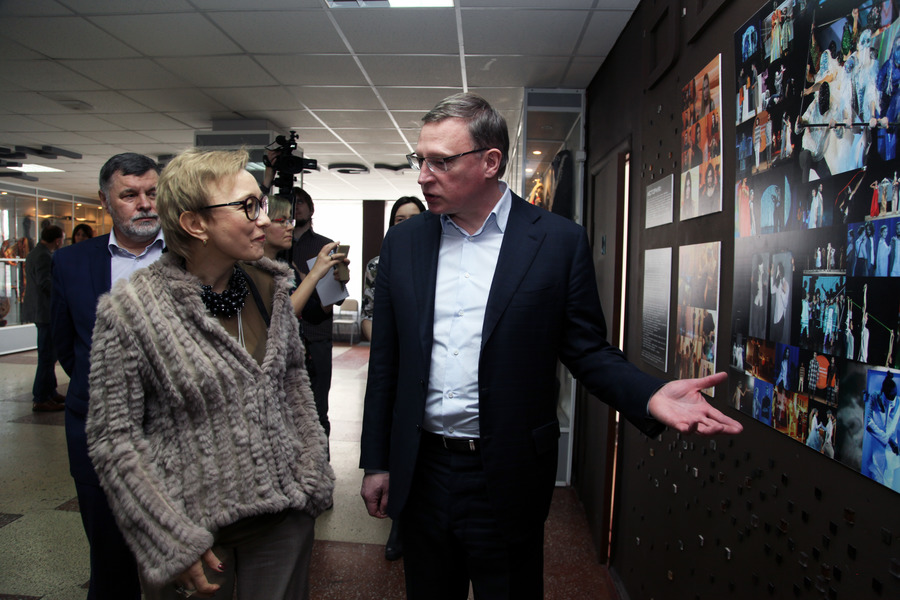 Врио губернатора Омской области Александр Бурков встретился с участниками проекта "Омская Арт-резиденция" Врио губернатора Омской области Александр Бурков встретился с участниками проекта "Омская Арт-резиденция"