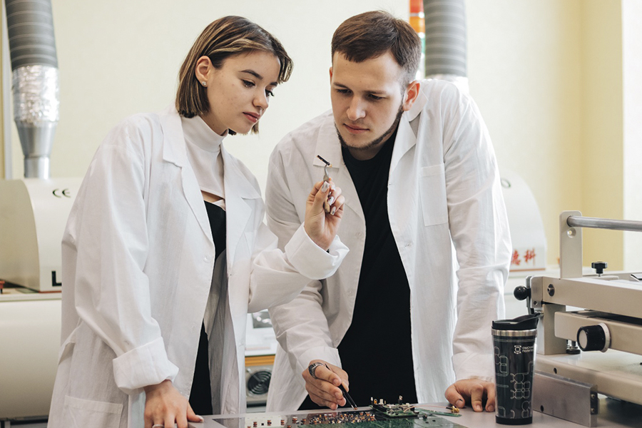 Подготовка кадров для радиотехнической отрасли: о базовой кафедре вуза в АО «ОНИИП» Подготовка кадров для радиотехнической отрасли: о базовой кафедре вуза в АО «ОНИИП»