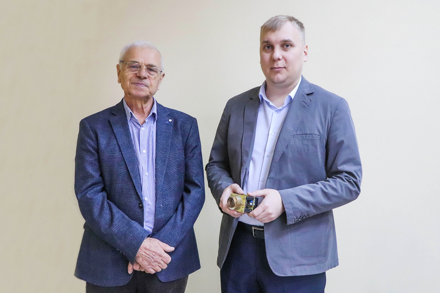 Ученые ОмГТУ разрабатывают микроплазменные ракетные двигатели Ученые ОмГТУ разрабатывают микроплазменные ракетные двигатели