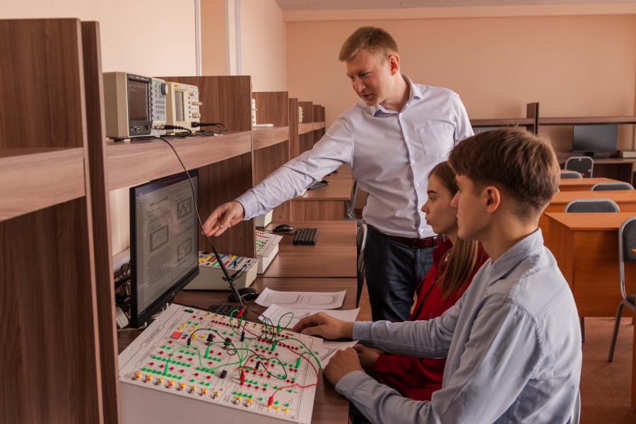 ОмГТУ поздравляет с Днем преподавателя высшей школы ОмГТУ поздравляет с Днем преподавателя высшей школы