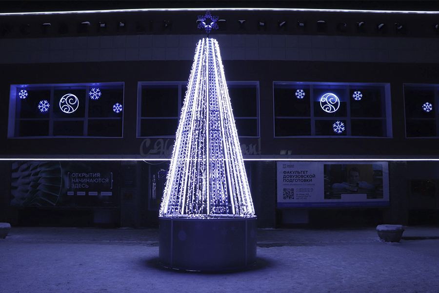 Политехники украсили территорию вуза технологичными декорациями из вторсырья Политехники украсили территорию вуза технологичными декорациями из вторсырья