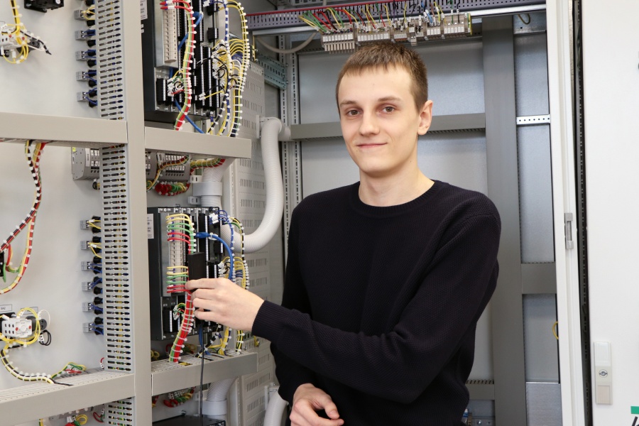 Студент Омского политеха создал уникальный прибор для бесконтактного измерения напряжения Студент Омского политеха создал уникальный прибор для бесконтактного измерения напряжения