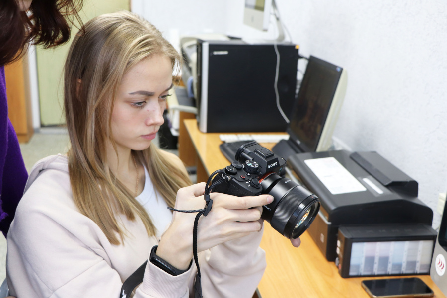 Сотрудники и студенты ОмГТУ занимаются исследованиями на новом высокотехнологичном оборудовании Сотрудники и студенты ОмГТУ занимаются исследованиями на новом высокотехнологичном оборудовании