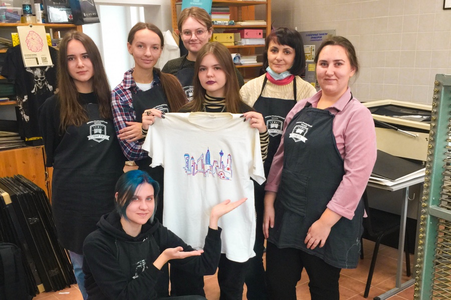 В Омском политехе открылась выставка, посвященная 50-летию школы трафаретной печати В Омском политехе открылась выставка, посвященная 50-летию школы трафаретной печати